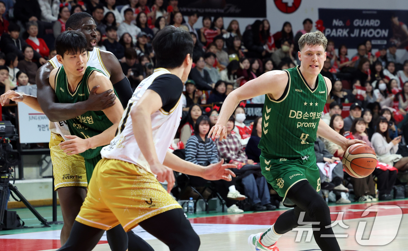 (안양=뉴스1) 김명섭 기자 = 25일 오후 경기도 안양시 정관장아레나에서 열린 2025-2026 LG전자 프로농구 정규리그 안양 정관장과 원주 DB의 경기에서 원주 DB 헨리 앨 …