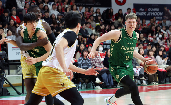 드리블하는 헨리 앨런슨