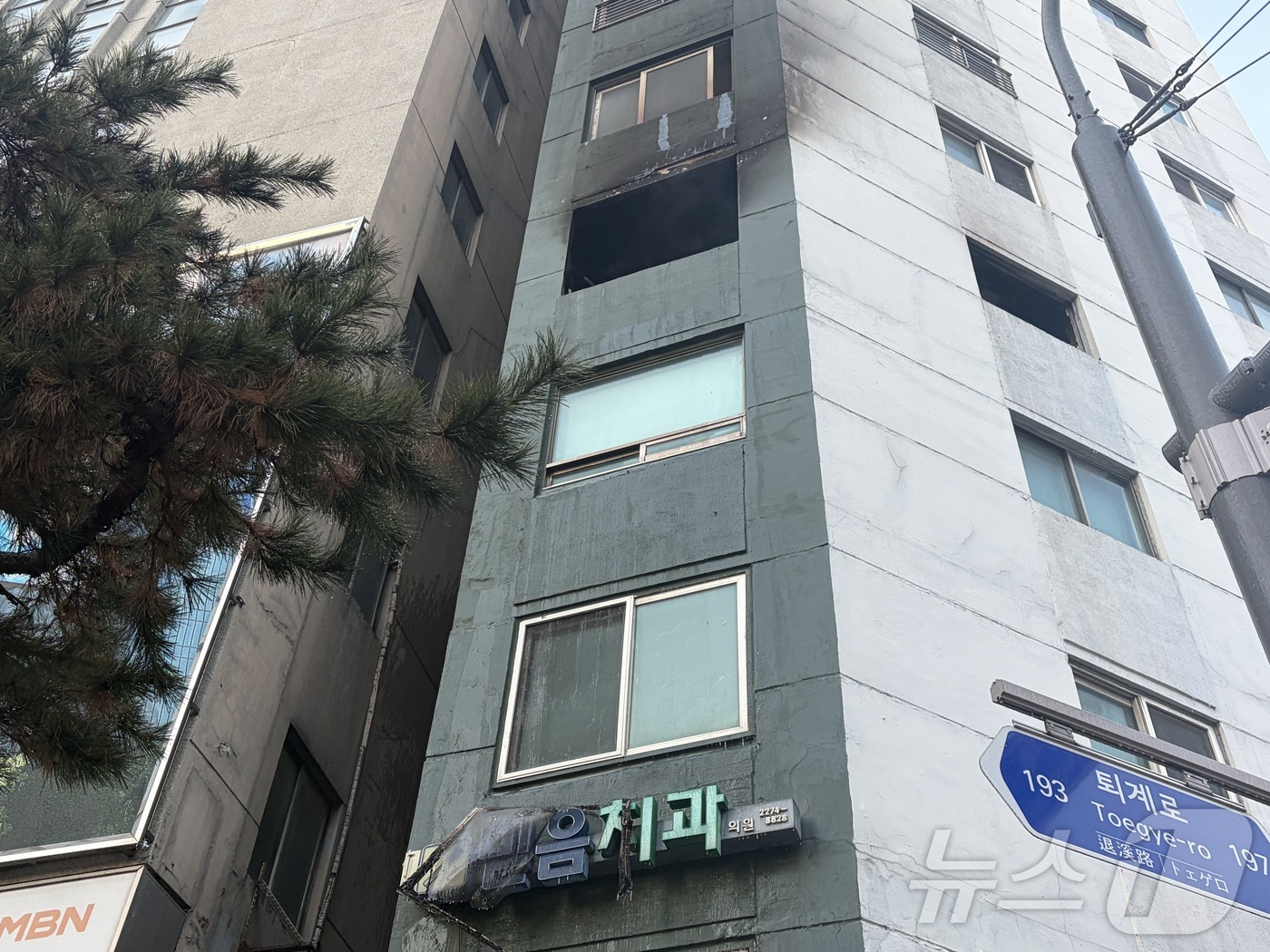 (서울=뉴스1) 김종훈 기자 = 25일 오후 3시 42분쯤 서울 중구 충무로역 인근 건물 5층에서 화재가 발생해 현장이 검게 그을려 있다.소방 당국은 장비 26대와 인원 88명을 …