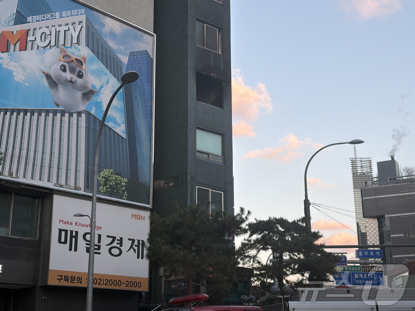 (서울=뉴스1) 김종훈 기자 = 25일 오후 3시 42분쯤 서울 중구 충무로역 인근 건물 5층에서 화재가 발생해 현장이 검게 그을려 있다.소방 당국은 장비 26대와 인원 88명을 …