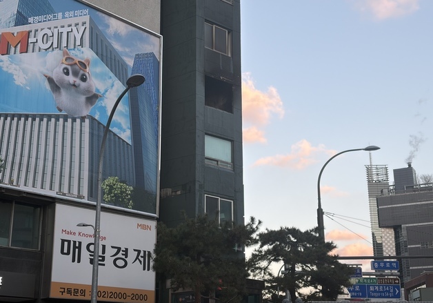 충무로역 인근 건물에서 화재, 1명 병원으로 이송