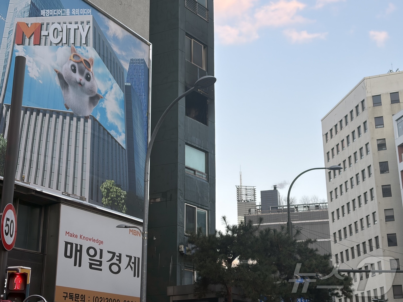 (서울=뉴스1) 김종훈 기자 = 25일 오후 3시 42분쯤 서울 중구 충무로역 인근 건물 5층에서 화재가 발생해 현장이 검게 그을려 있다.소방 당국은 장비 26대와 인원 88명을 …