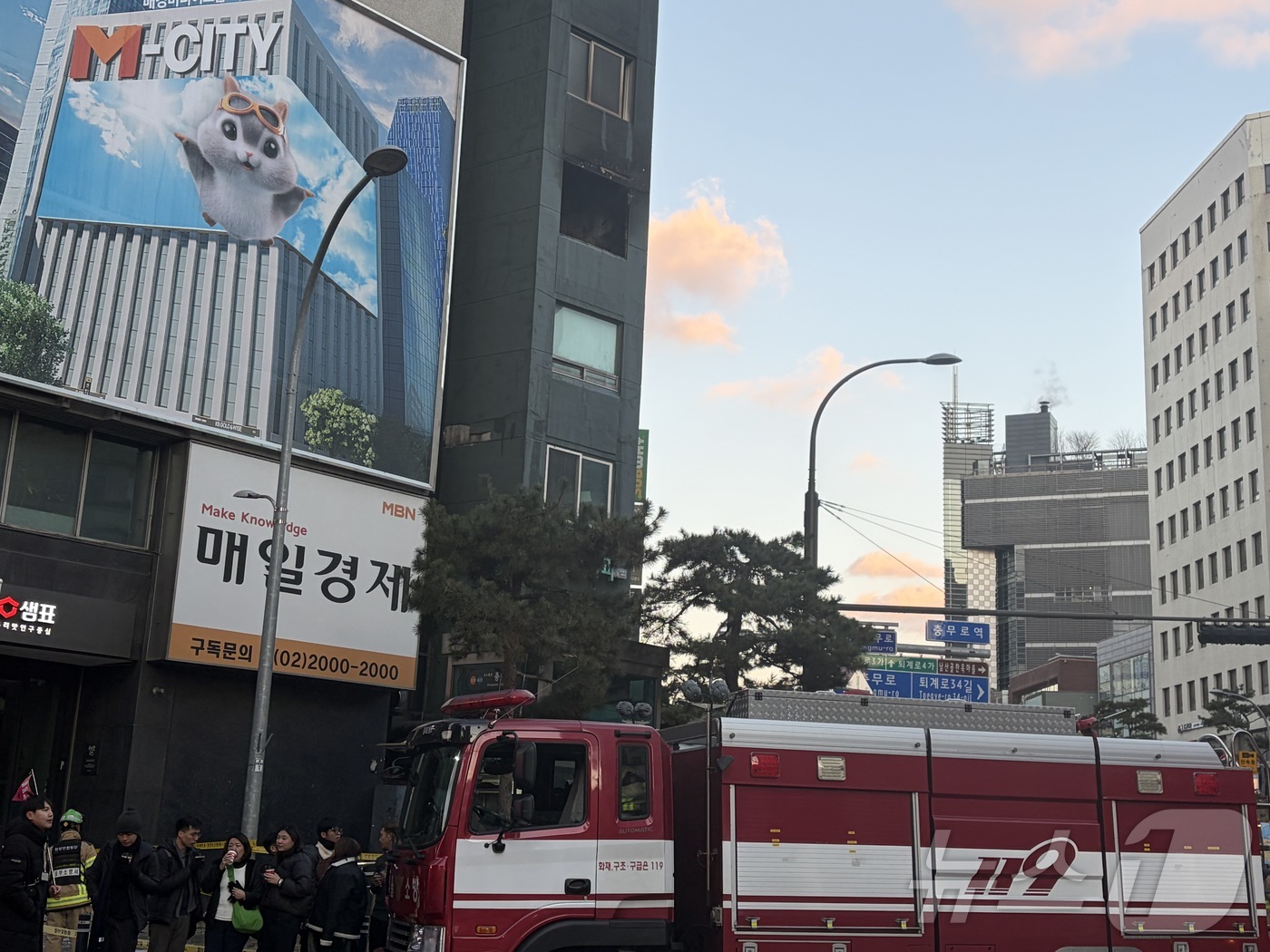 (서울=뉴스1) 김종훈 기자 = 25일 오후 3시 42분쯤 서울 중구 충무로역 인근 건물 5층에서 화재가 발생해 현장이 검게 그을려 있다.소방 당국은 장비 26대와 인원 88명을 …