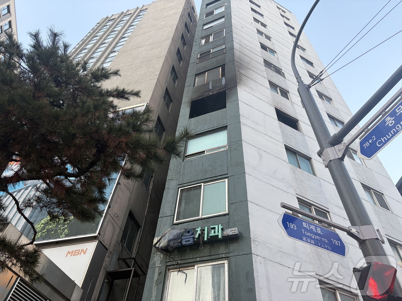 (서울=뉴스1) 김종훈 기자 = 25일 오후 3시 42분쯤 서울 중구 충무로역 인근 건물 5층에서 화재가 발생해 현장이 검게 그을려 있다.소방 당국은 장비 26대와 인원 88명을 …