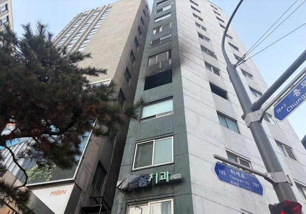 화재로 그을린 충무로역 인근 건물