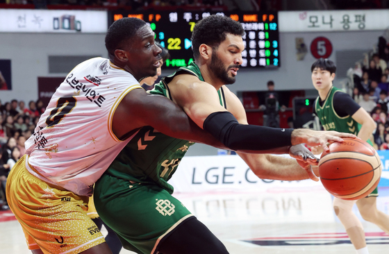 골밑 돌파하는 무스타파