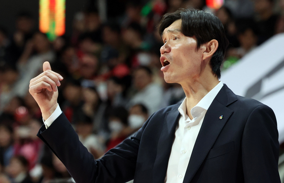 작전지시하는 김주성 감독