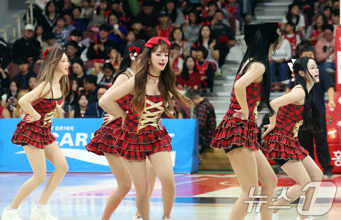 (안양=뉴스1) 김명섭 기자 = 25일 오후 경기도 안양시 정관장아레나에서 열린 2025-2026 LG전자 프로농구 정규리그 안양 정관장과 원주 DB의 경기에서 안양 정관장 치어리 …