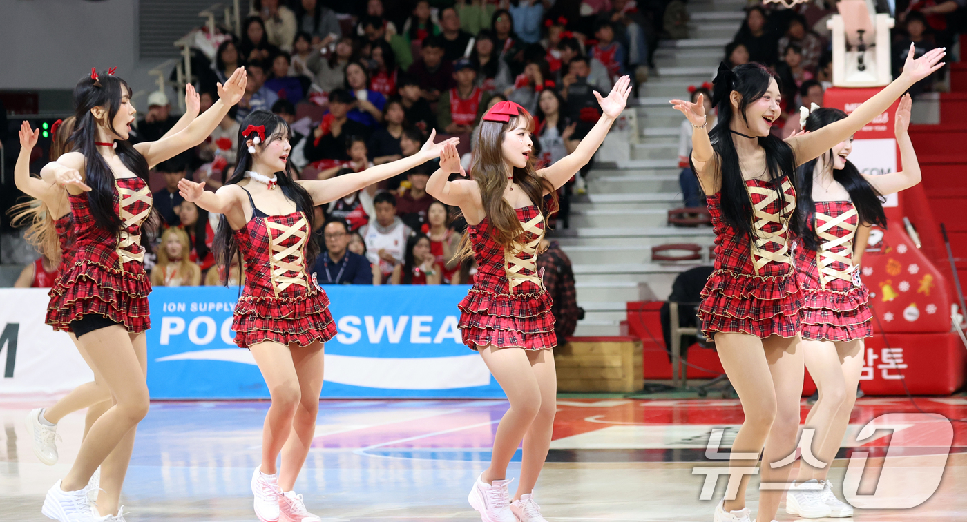 (안양=뉴스1) 김명섭 기자 = 25일 오후 경기도 안양시 정관장아레나에서 열린 2025-2026 LG전자 프로농구 정규리그 안양 정관장과 원주 DB의 경기에서 안양 정관장 치어리 …