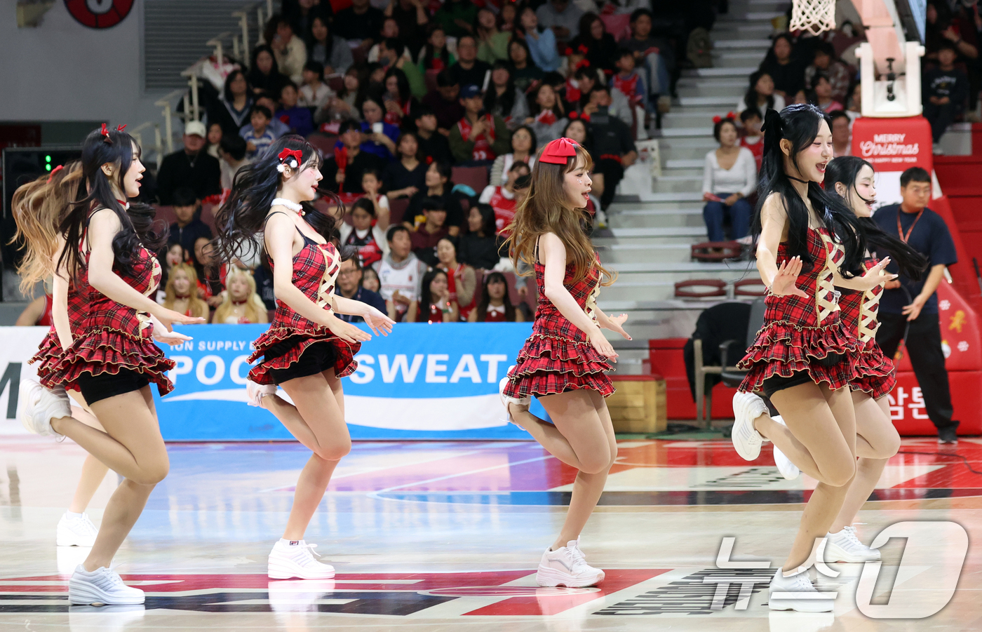 (안양=뉴스1) 김명섭 기자 = 25일 오후 경기도 안양시 정관장아레나에서 열린 2025-2026 LG전자 프로농구 정규리그 안양 정관장과 원주 DB의 경기에서 안양 정관장 치어리 …