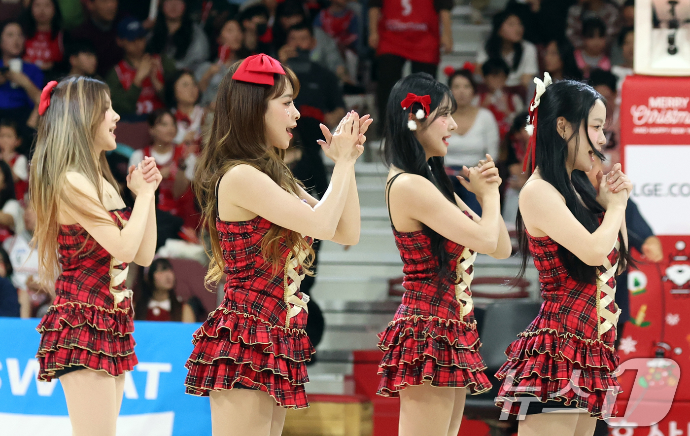 (안양=뉴스1) 김명섭 기자 = 25일 오후 경기도 안양시 정관장아레나에서 열린 2025-2026 LG전자 프로농구 정규리그 안양 정관장과 원주 DB의 경기에서 안양 정관장 치어리 …