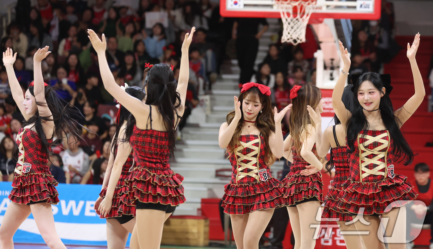 (안양=뉴스1) 김명섭 기자 = 25일 오후 경기도 안양시 정관장아레나에서 열린 2025-2026 LG전자 프로농구 정규리그 안양 정관장과 원주 DB의 경기에서 안양 정관장 치어리 …