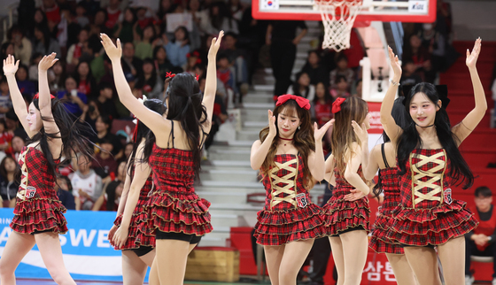 크리스마스 분위기 내는 치어리더들