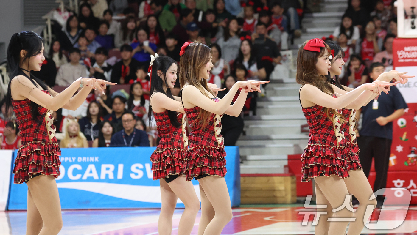 (안양=뉴스1) 김명섭 기자 = 25일 오후 경기도 안양시 정관장아레나에서 열린 2025-2026 LG전자 프로농구 정규리그 안양 정관장과 원주 DB의 경기에서 안양 정관장 치어리 …