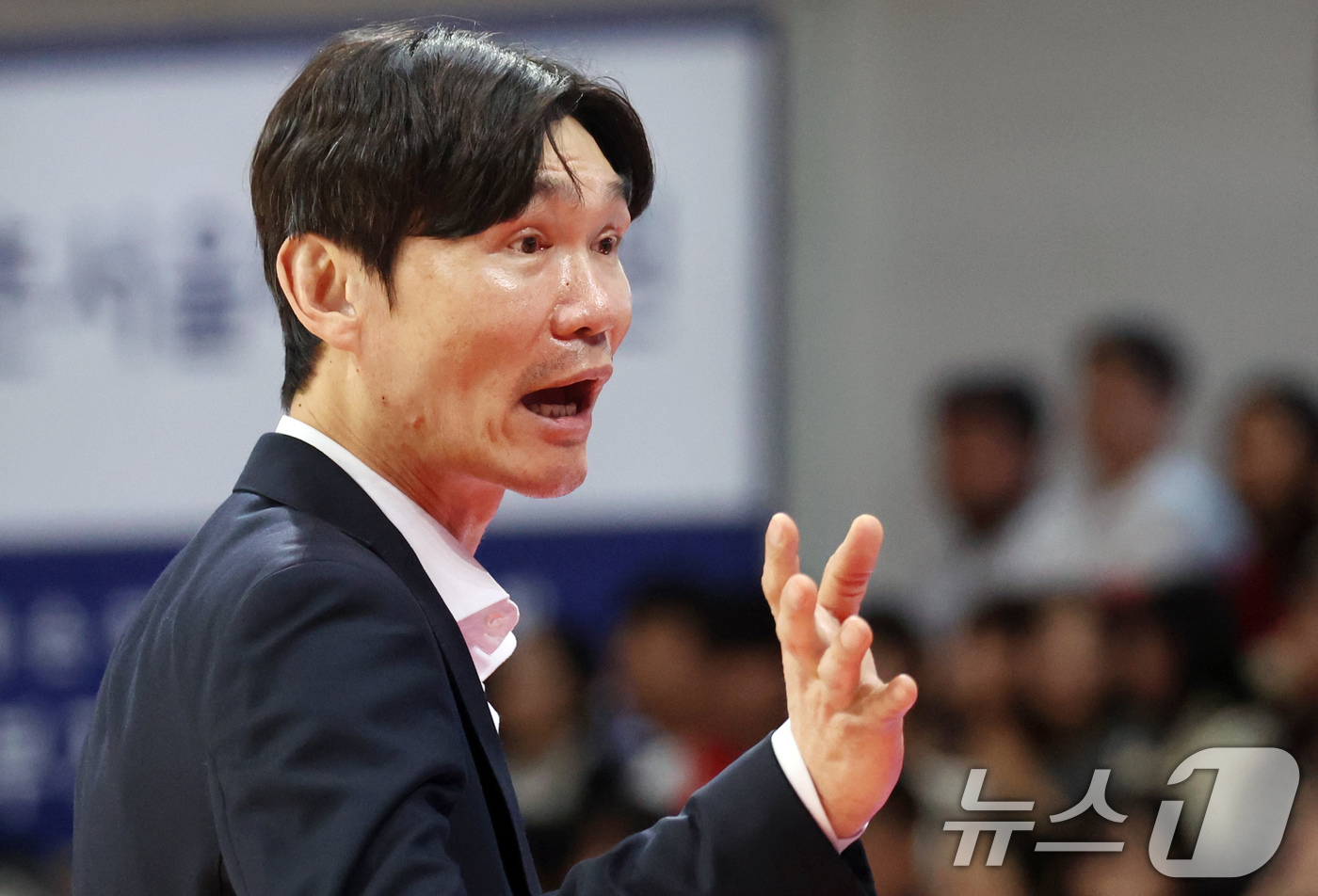 (안양=뉴스1) 김명섭 기자 = 25일 오후 경기도 안양시 정관장아레나에서 열린 2025-2026 LG전자 프로농구 정규리그 안양 정관장과 원주 DB의 경기에서 원주 DB 김주성 …