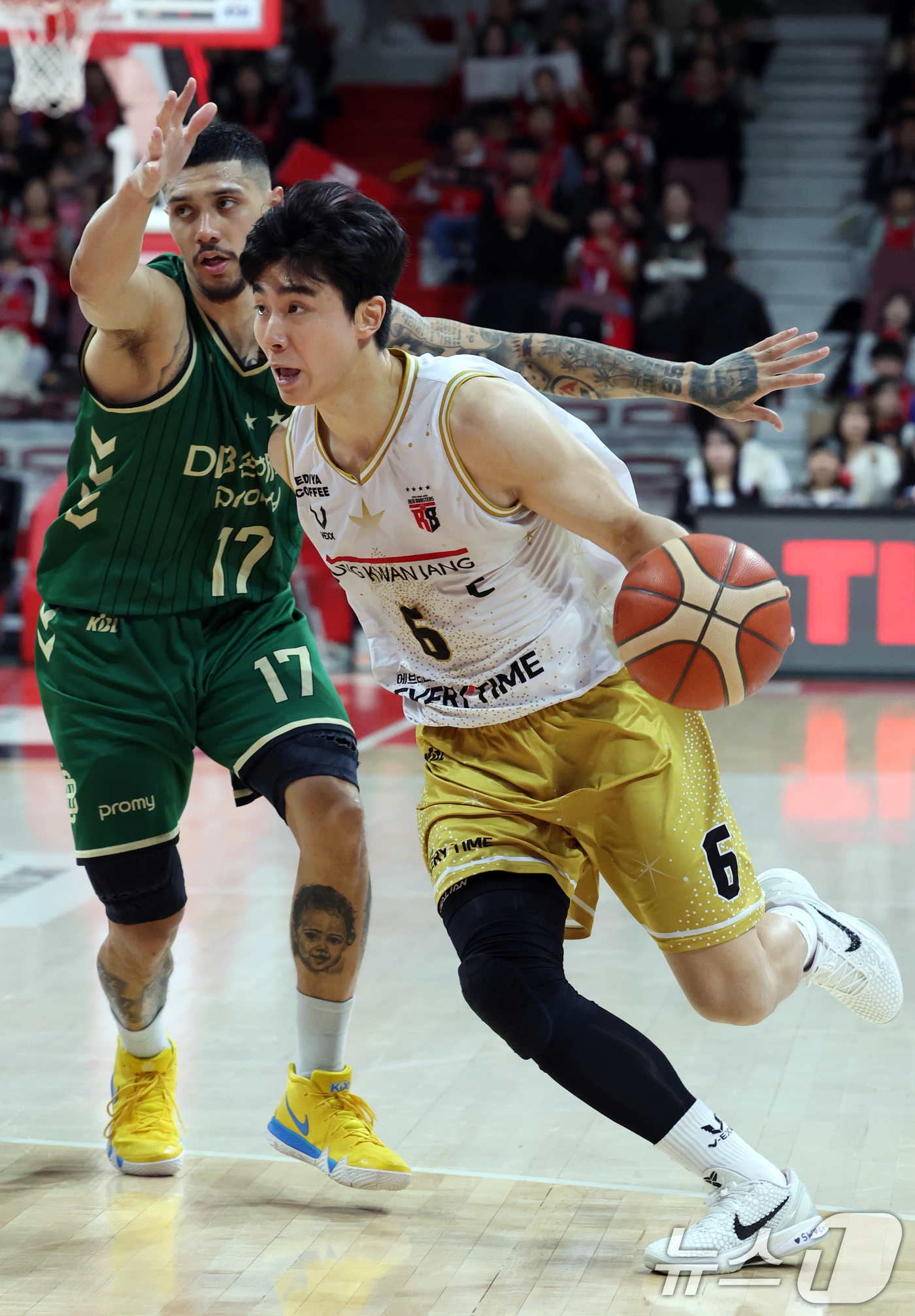 (안양=뉴스1) 김명섭 기자 = 25일 오후 경기도 안양시 정관장아레나에서 열린 2025-2026 LG전자 프로농구 정규리그 안양 정관장과 원주 DB의 경기에서 안양 정관장 박지훈 …