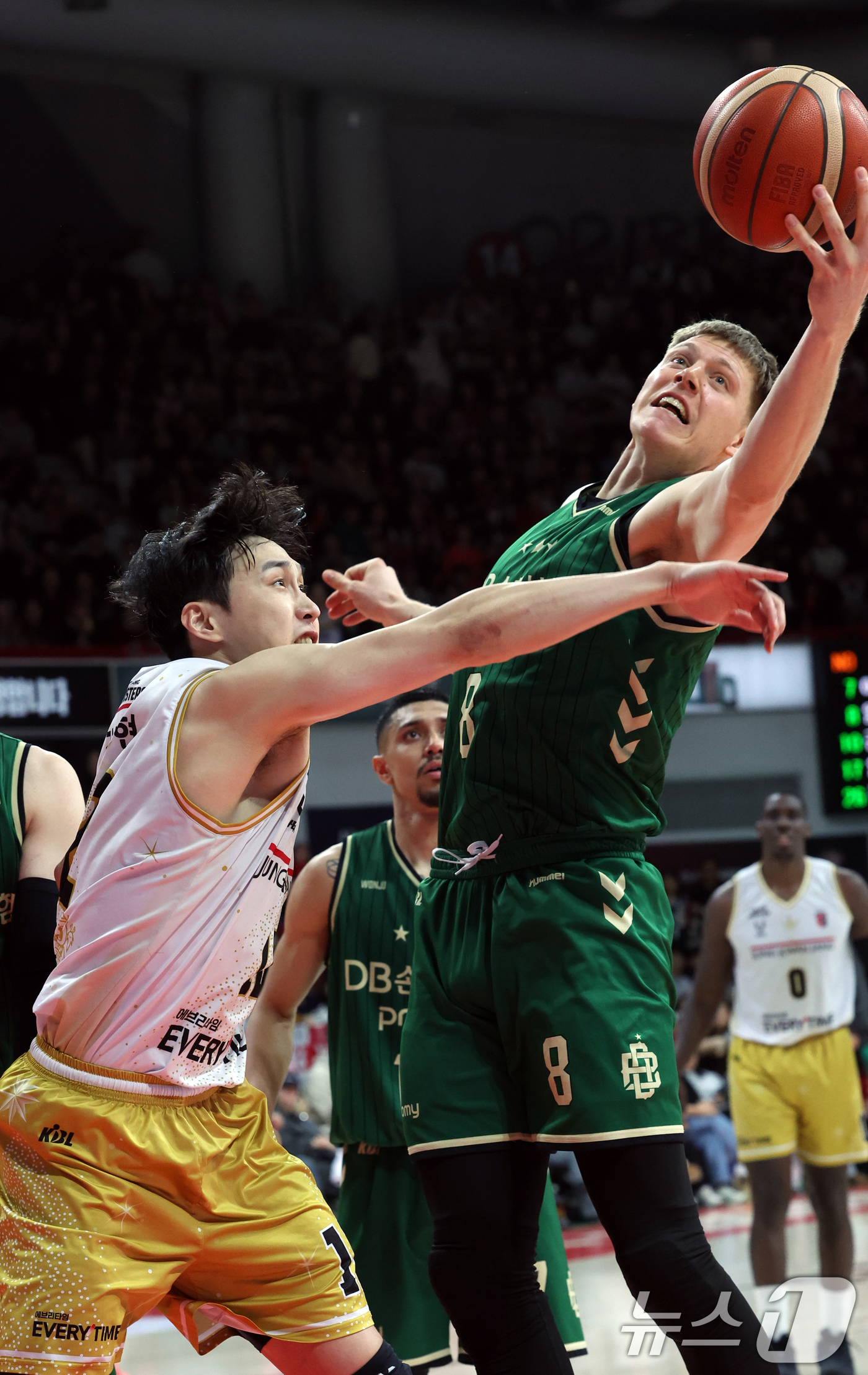(안양=뉴스1) 김명섭 기자 = 25일 오후 경기도 안양시 정관장아레나에서 열린 2025-2026 LG전자 프로농구 정규리그 안양 정관장과 원주 DB의 경기에서 헨리 엘런슨이 리바 …