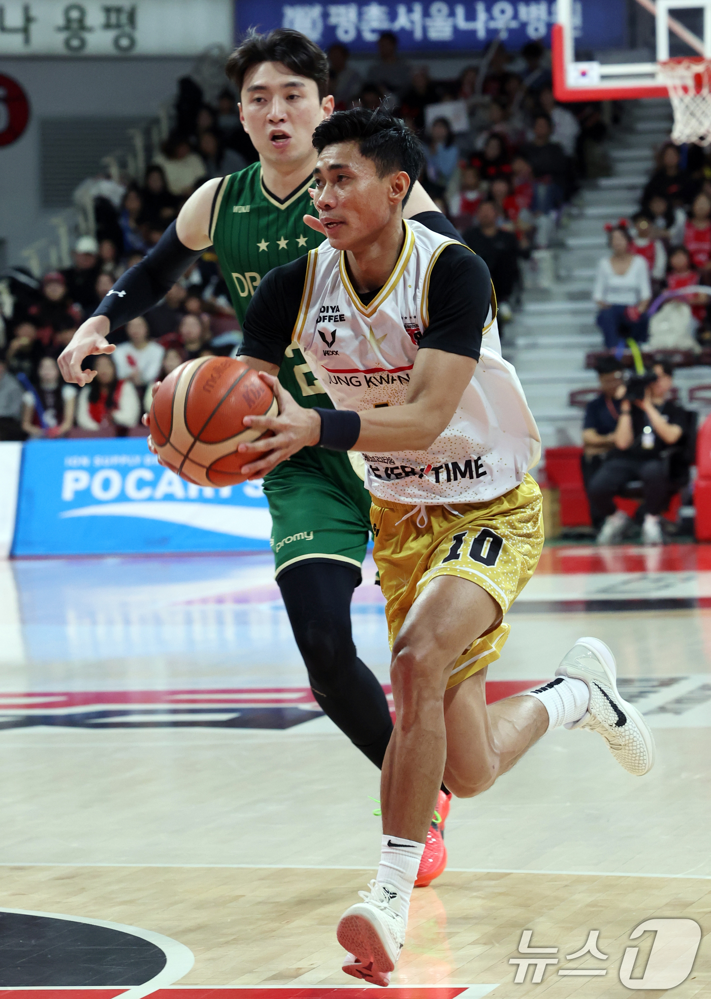 (안양=뉴스1) 김명섭 기자 = 25일 오후 경기도 안양시 정관장아레나에서 열린 2025-2026 LG전자 프로농구 정규리그 안양 정관장과 원주 DB의 경기에서 안양 정관장 렌즈 …
