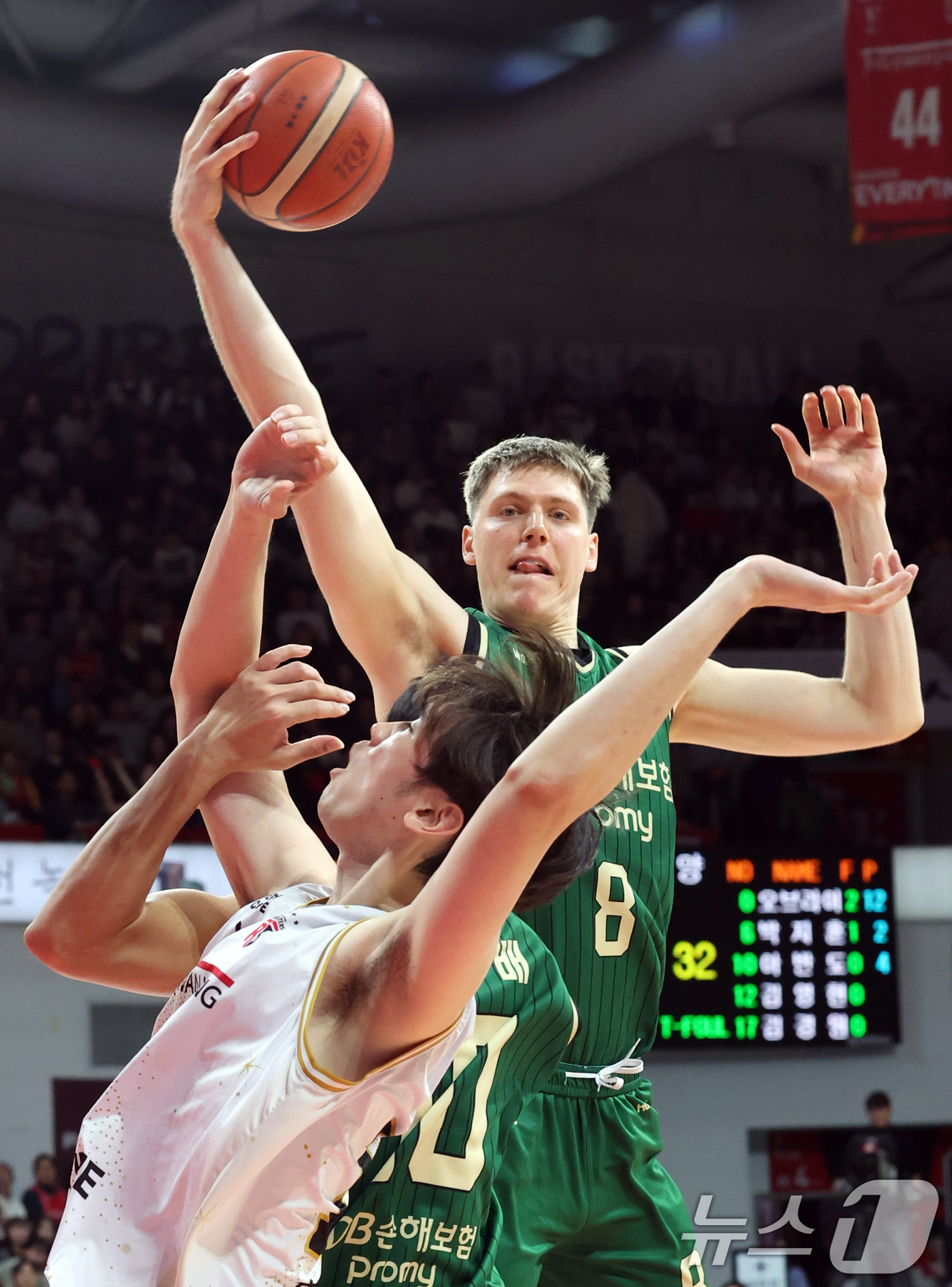 (안양=뉴스1) 김명섭 기자 = 25일 오후 경기도 안양시 정관장아레나에서 열린 2025-2026 LG전자 프로농구 정규리그 안양 정관장과 원주 DB의 경기에서 원주 DB 헨리 앨 …