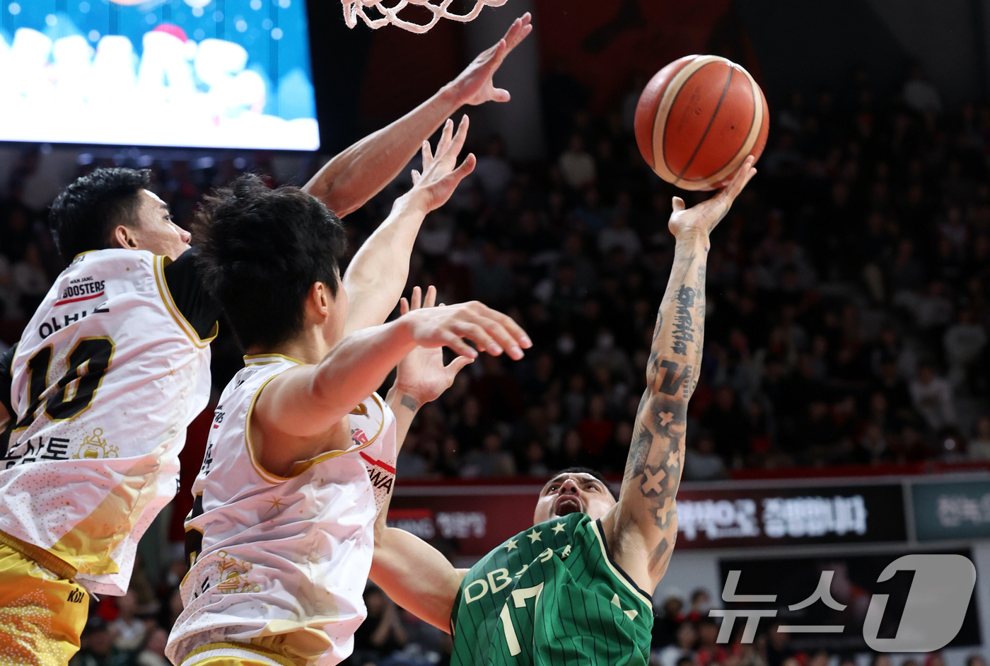 (안양=뉴스1) 김명섭 기자 = 25일 오후 경기도 안양시 정관장아레나에서 열린 2025-2026 LG전자 프로농구 정규리그 안양 정관장과 원주 DB의 경기에서 원주 DB 이선 알 …
