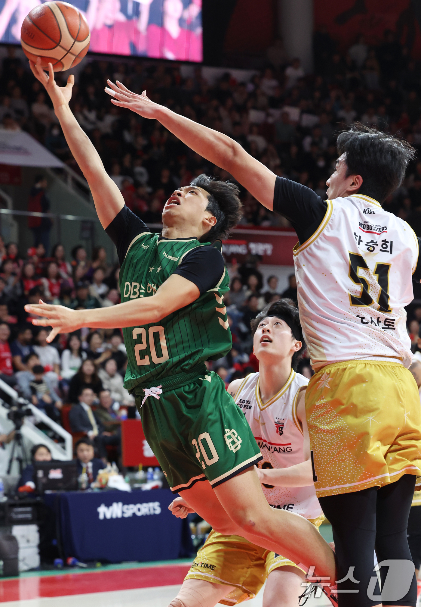 (안양=뉴스1) 김명섭 기자 = 25일 오후 경기도 안양시 정관장아레나에서 열린 2025-2026 LG전자 프로농구 정규리그 안양 정관장과 원주 DB의 경기에서 원주 DB 김휴범이 …