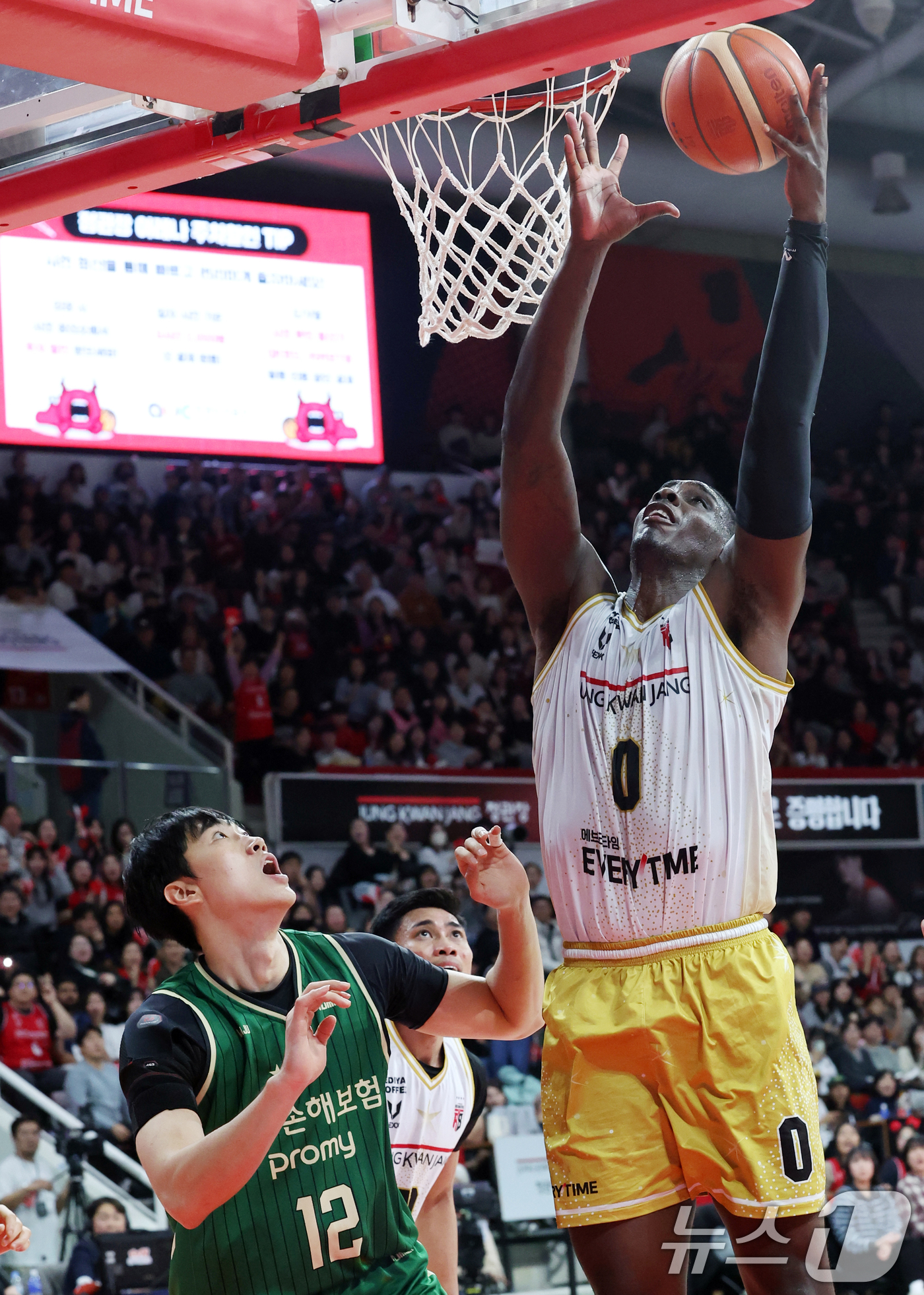 (안양=뉴스1) 김명섭 기자 = 25일 오후 경기도 안양시 정관장아레나에서 열린 2025-2026 LG전자 프로농구 정규리그 안양 정관장과 원주 DB의 경기에서 안양 정관장 조니 …