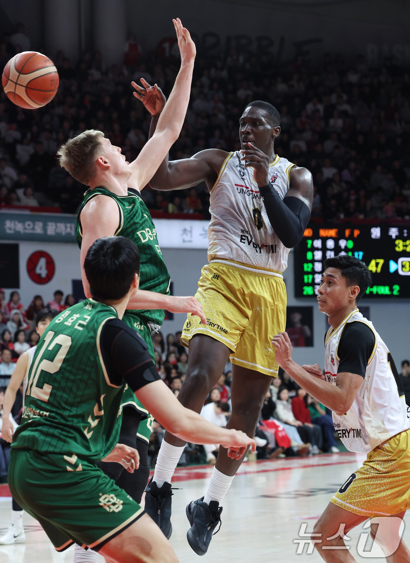 (안양=뉴스1) 김명섭 기자 = 25일 오후 경기도 안양시 정관장아레나에서 열린 2025-2026 LG전자 프로농구 정규리그 안양 정관장과 원주 DB의 경기에서 안양 정관장 조니 …