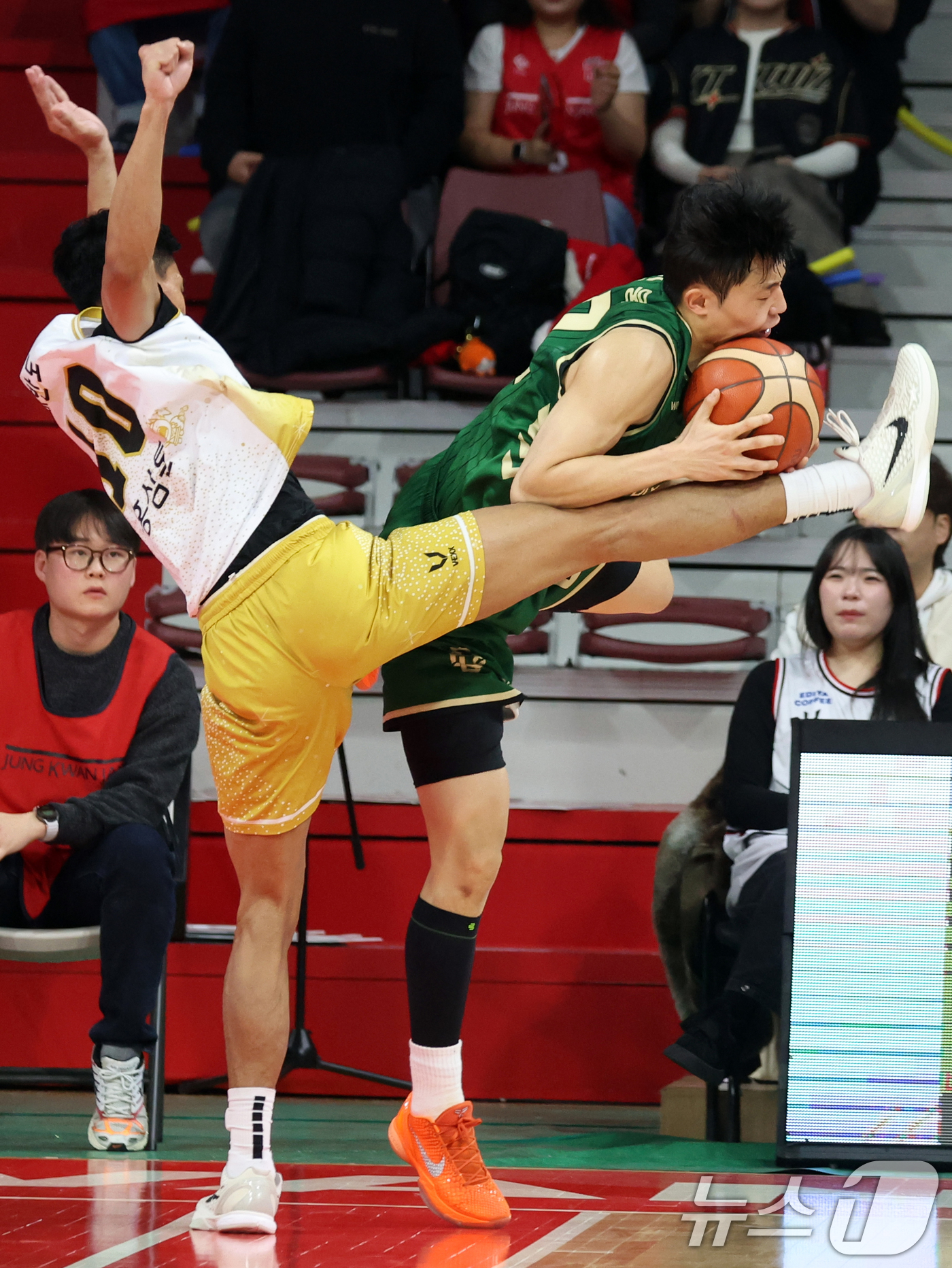 (안양=뉴스1) 김명섭 기자 = 25일 오후 경기도 안양시 정관장아레나에서 열린 2025-2026 LG전자 프로농구 정규리그 안양 정관장과 원주 DB의 경기에서 원주 DB 박인웅이 …