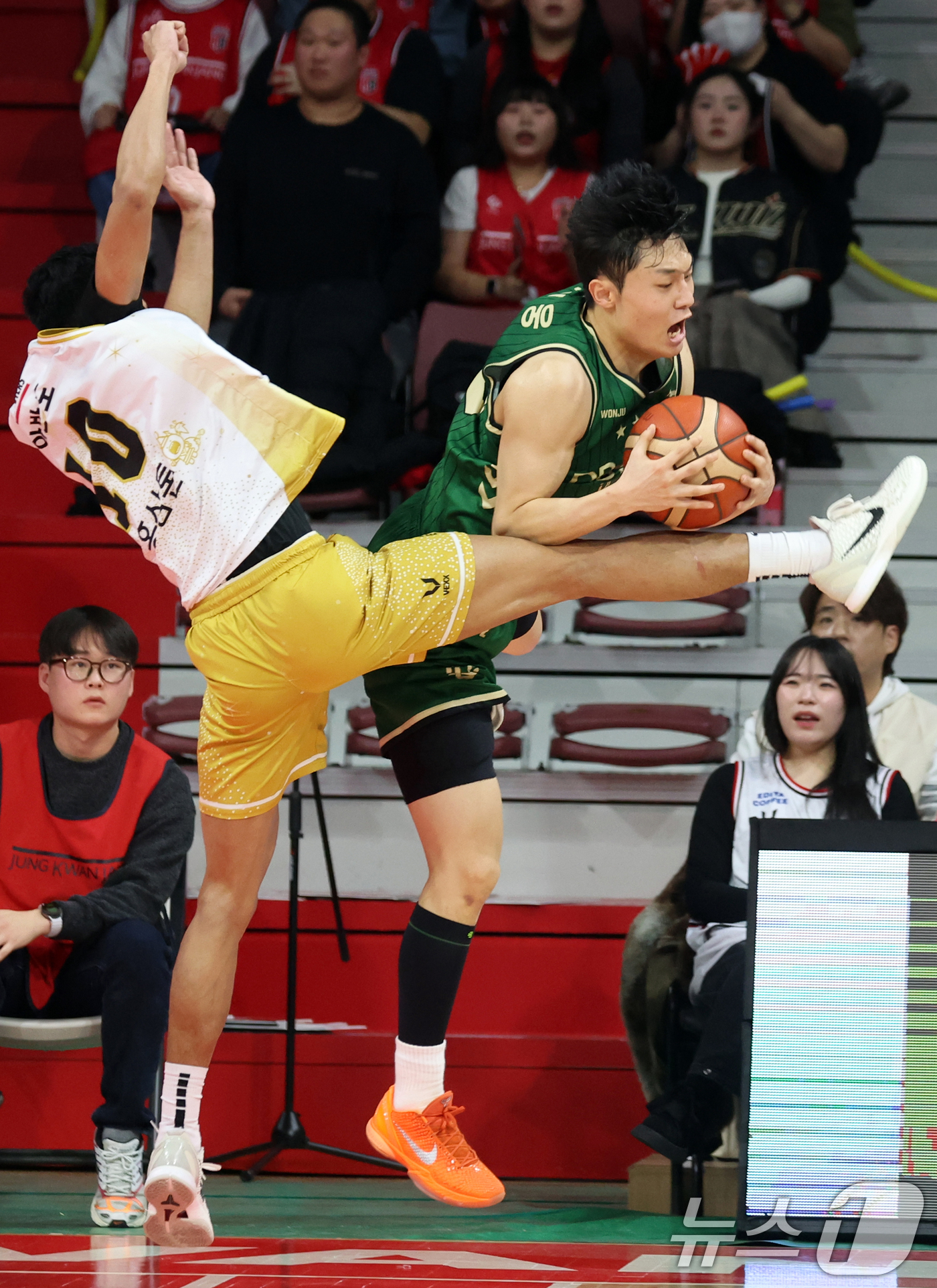 (안양=뉴스1) 김명섭 기자 = 25일 오후 경기도 안양시 정관장아레나에서 열린 2025-2026 LG전자 프로농구 정규리그 안양 정관장과 원주 DB의 경기에서 원주 DB 박인웅이 …