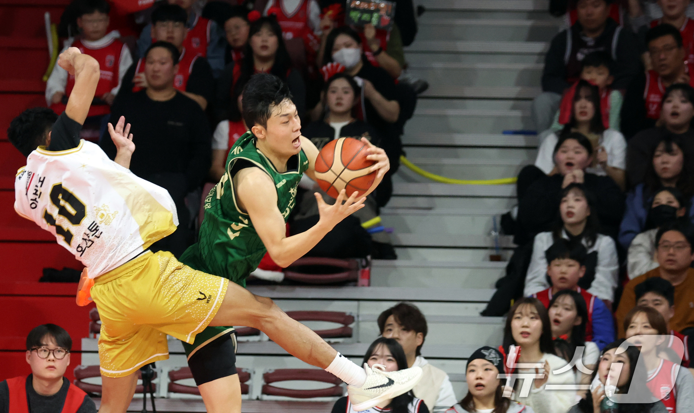 (안양=뉴스1) 김명섭 기자 = 25일 오후 경기도 안양시 정관장아레나에서 열린 2025-2026 LG전자 프로농구 정규리그 안양 정관장과 원주 DB의 경기에서 원주 DB 박인웅이 …