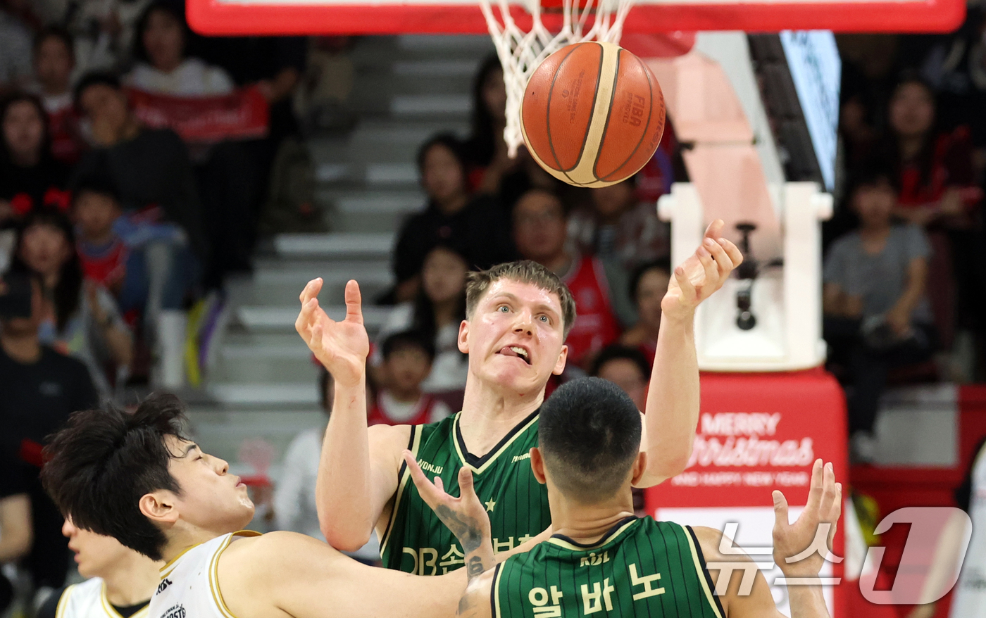 (안양=뉴스1) 김명섭 기자 = 25일 오후 경기도 안양시 정관장아레나에서 열린 2025-2026 LG전자 프로농구 정규리그 안양 정관장과 원주 DB의 경기에서 원주 DB 헨리 엘 …