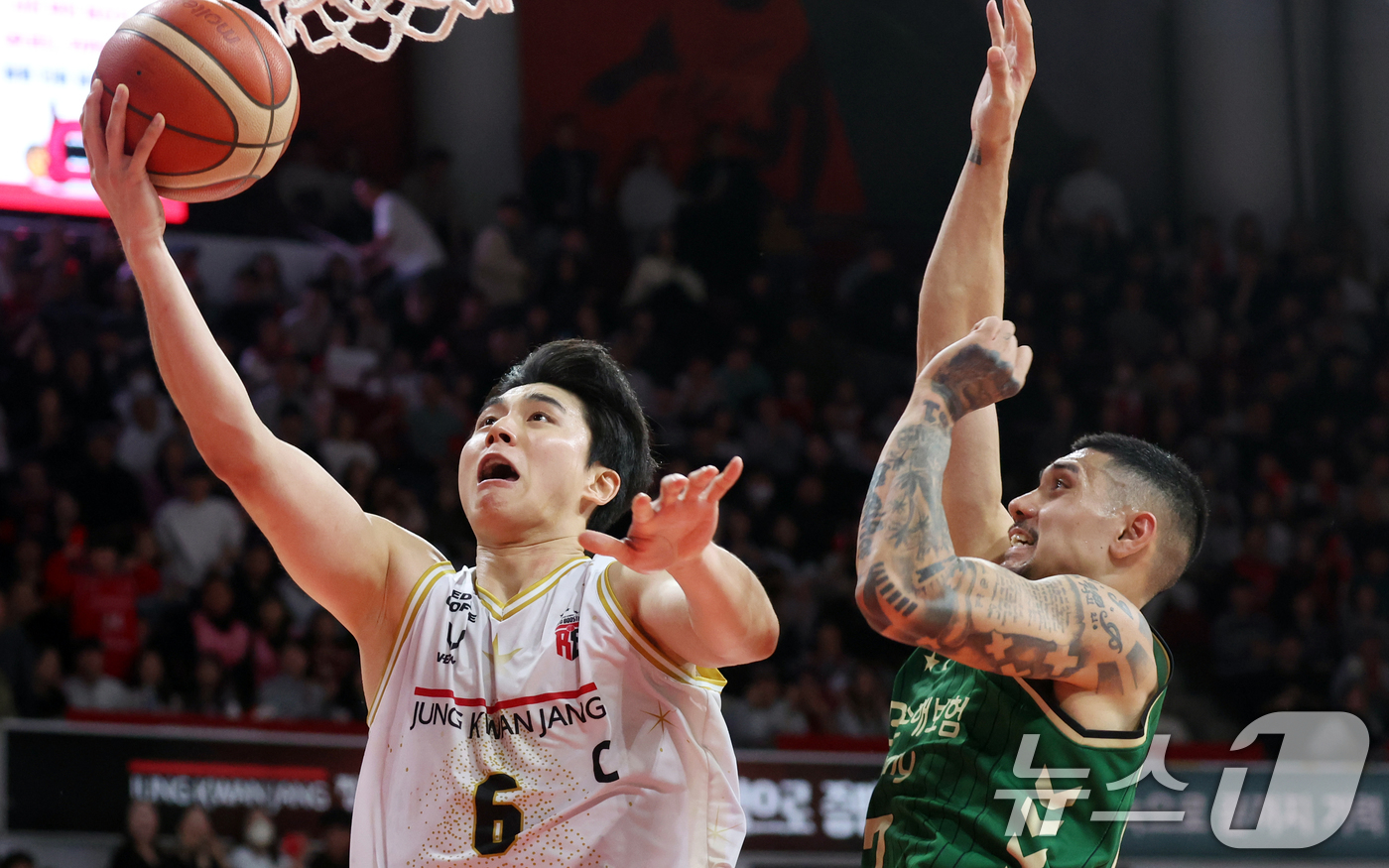 (안양=뉴스1) 김명섭 기자 = 25일 오후 경기도 안양시 정관장아레나에서 열린 2025-2026 LG전자 프로농구 정규리그 안양 정관장과 원주 DB의 경기에서 안양 정관장 박지훈 …