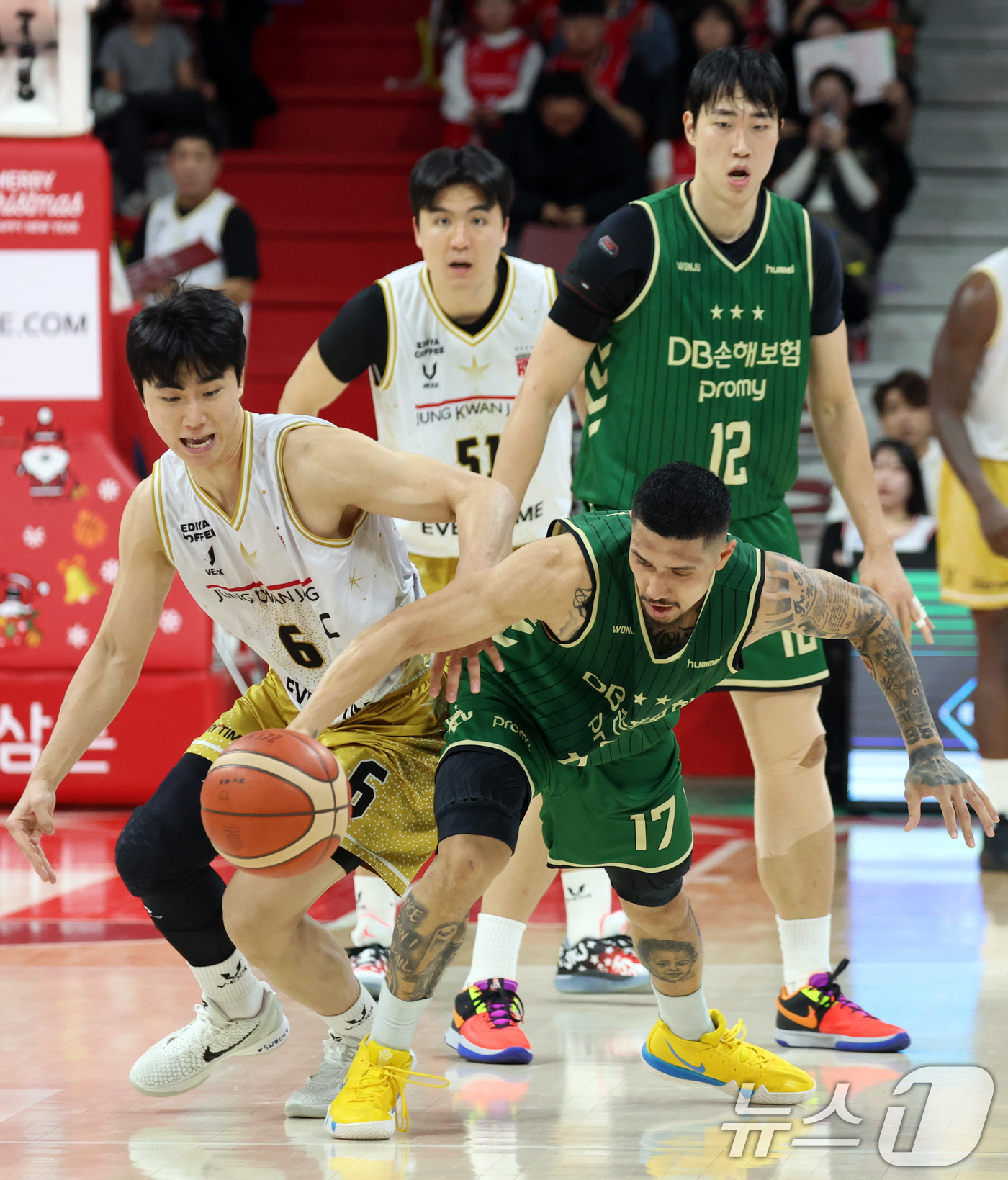 (안양=뉴스1) 김명섭 기자 = 25일 오후 경기도 안양시 정관장아레나에서 열린 2025-2026 LG전자 프로농구 정규리그 안양 정관장과 원주 DB의 경기에서 안양 정관장 박지훈 …