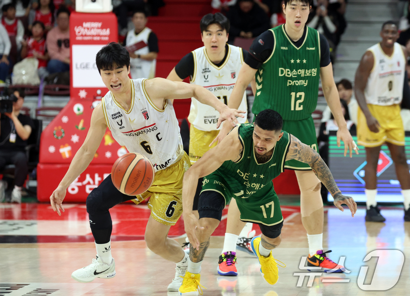 (안양=뉴스1) 김명섭 기자 = 25일 오후 경기도 안양시 정관장아레나에서 열린 2025-2026 LG전자 프로농구 정규리그 안양 정관장과 원주 DB의 경기에서 안양 정관장 박지훈 …