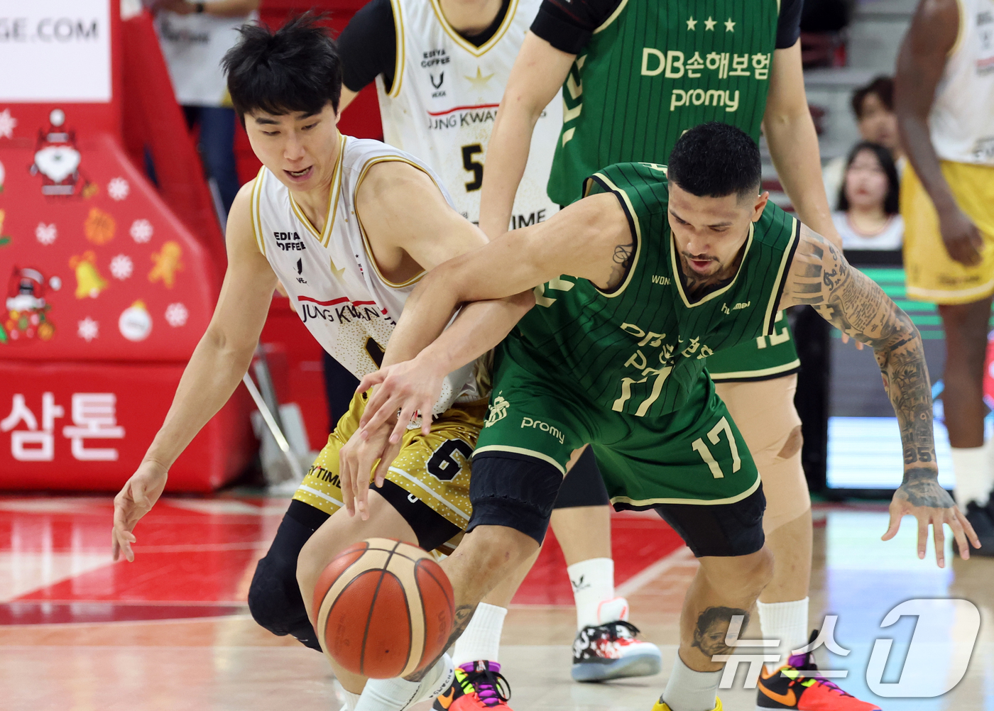 (안양=뉴스1) 김명섭 기자 = 25일 오후 경기도 안양시 정관장아레나에서 열린 2025-2026 LG전자 프로농구 정규리그 안양 정관장과 원주 DB의 경기에서 안양 정관장 박지훈 …