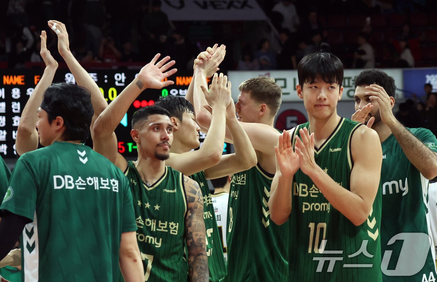 본문 이미지 - 25일 오후 경기도 안양시 정관장아레나에서 열린 2025-2026 LG전자 프로농구 정규리그 안양 정관장과 원주 DB의 경기에서 69대 63으로 승리한 원주 DB 선수들이 하이파이브를 하고 있다. ⓒ News1 김명섭 기자