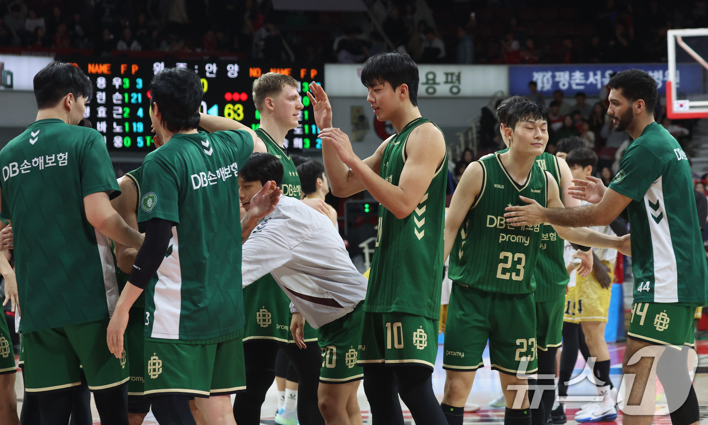 (안양=뉴스1) 김명섭 기자 = 25일 오후 경기도 안양시 정관장아레나에서 열린 2025-2026 LG전자 프로농구 정규리그 안양 정관장과 원주 DB의 경기에서 69대 63으로 승 …