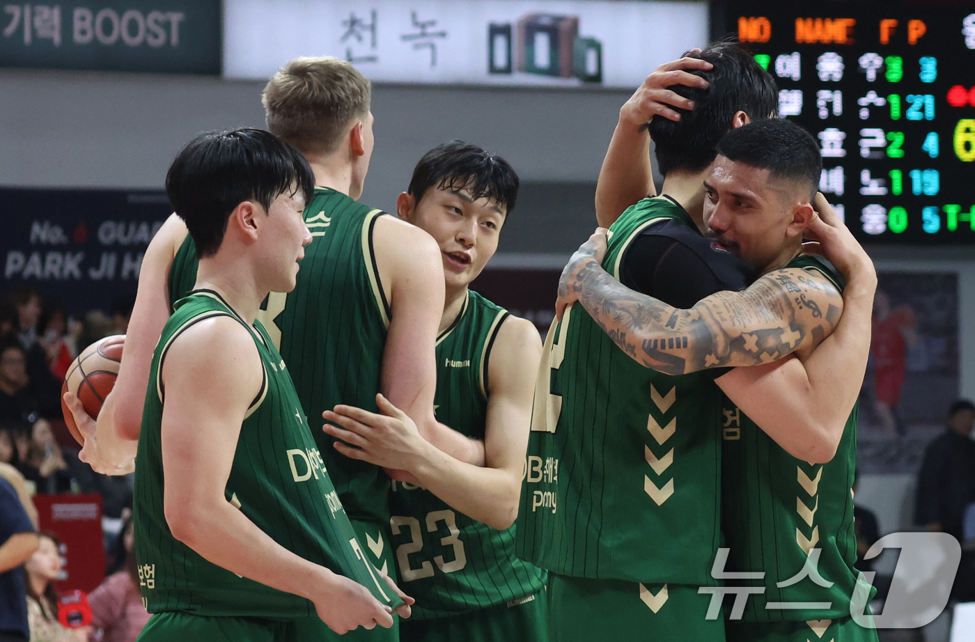 (안양=뉴스1) 김명섭 기자 = 25일 오후 경기도 안양시 정관장아레나에서 열린 2025-2026 LG전자 프로농구 정규리그 안양 정관장과 원주 DB의 경기에서 69대 63으로 승 …