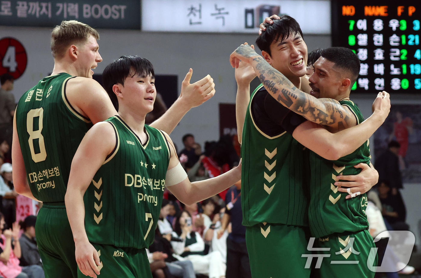 (안양=뉴스1) 김명섭 기자 = 25일 오후 경기도 안양시 정관장아레나에서 열린 2025-2026 LG전자 프로농구 정규리그 안양 정관장과 원주 DB의 경기에서 69대 63으로 승 …