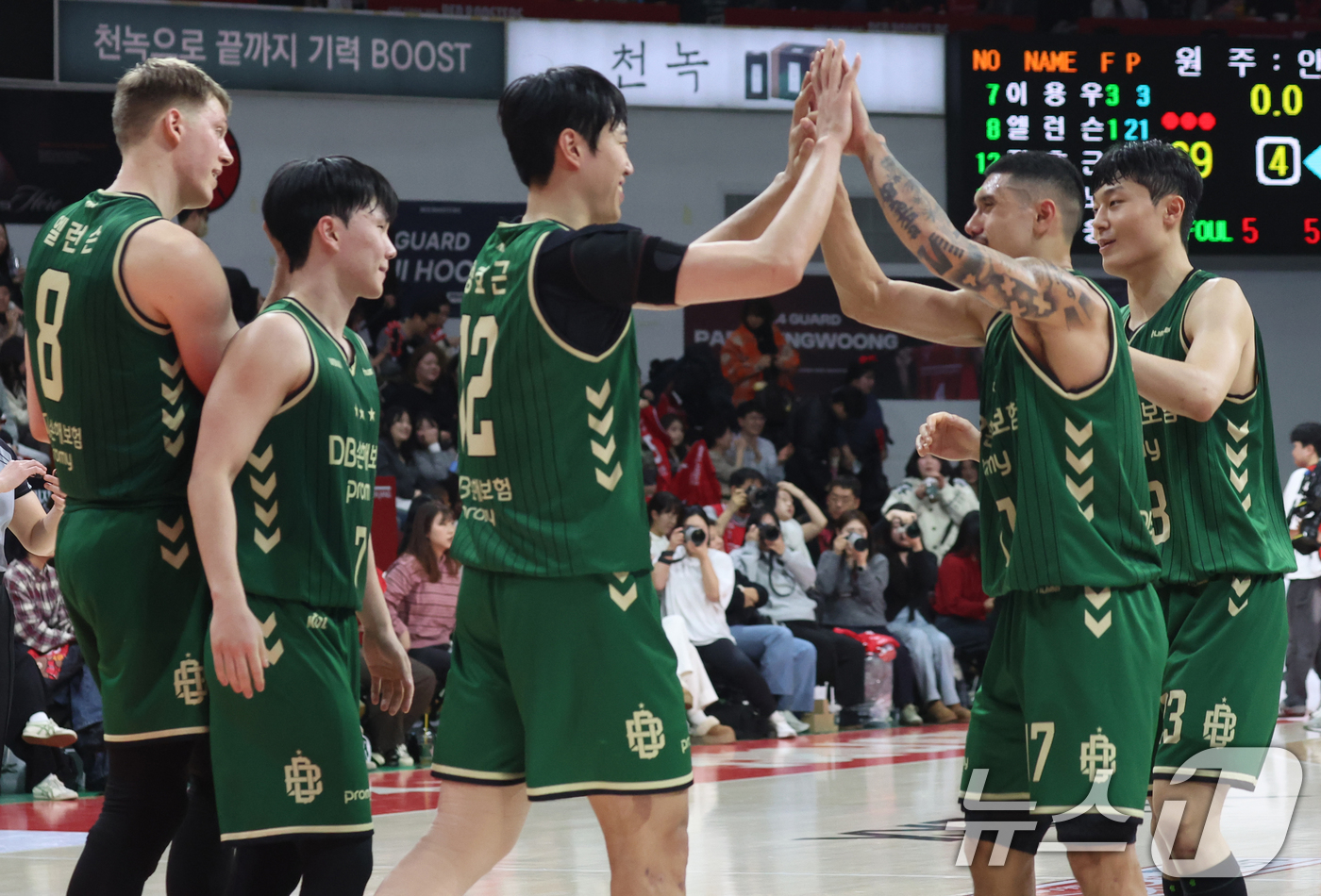 (안양=뉴스1) 김명섭 기자 = 25일 오후 경기도 안양시 정관장아레나에서 열린 2025-2026 LG전자 프로농구 정규리그 안양 정관장과 원주 DB의 경기에서 69대 63으로 승 …