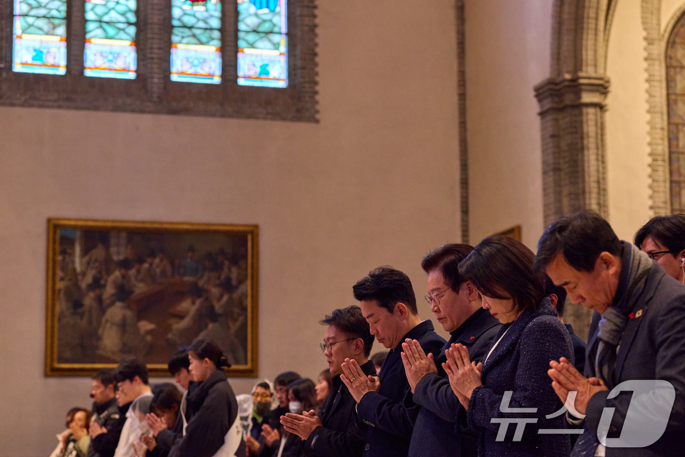 (서울=뉴스1) 이재명 기자 = 이재명 대통령과 김혜경 여사가 25일 서울 중구 명동대성당에서 열린 성탄 대축일 미사에서 기도를 하고 있다. (대통령실 제공. 재판매 및 DB 금지 …
