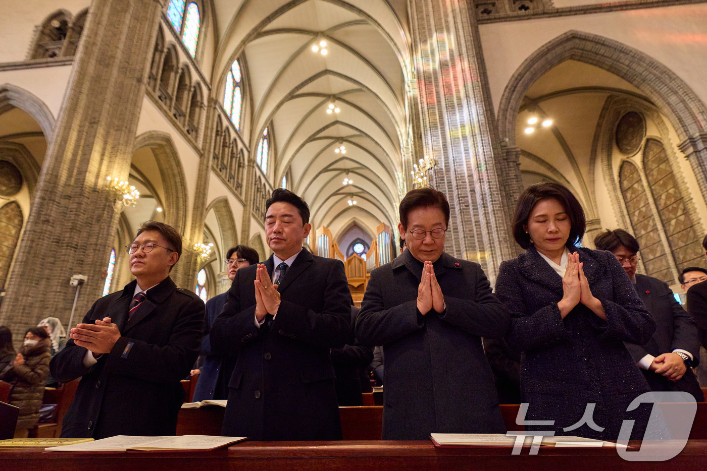 (서울=뉴스1) 이재명 기자 = 이재명 대통령과 김혜경 여사가 25일 서울 중구 명동대성당에서 열린 성탄 대축일 미사에서 기도를 하고 있다. (대통령실 제공. 재판매 및 DB 금지 …