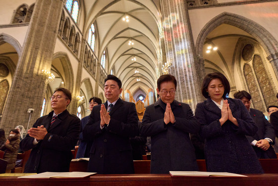 기도하는 이재명 대통령·김혜경 여사