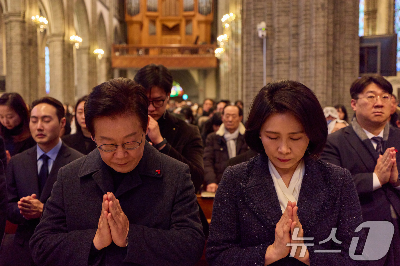 (서울=뉴스1) 이재명 기자 = 이재명 대통령과 김혜경 여사가 25일 서울 중구 명동대성당에서 열린 성탄 대축일 미사에서 기도를 하고 있다. (대통령실 제공. 재판매 및 DB 금지 …