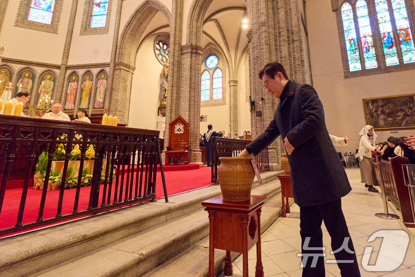 (서울=뉴스1) 이재명 기자 = 이재명 대통령이 25일 서울 중구 명동대성당에서 열린 성탄 대축일 미사에서 헌금을 하고 있다. (대통령실 제공. 재판매 및 DB 금지) 2025.1 …