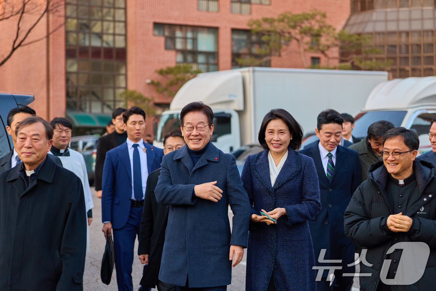 (서울=뉴스1) 이재명 기자 = 이재명 대통령과 김혜경 여사가 25일 서울 중구 명동대성당에서 열린 성탄 대축일 미사에 참석하기 위해 발걸음을 옮기고 있다. (대통령실 제공. 재판 …