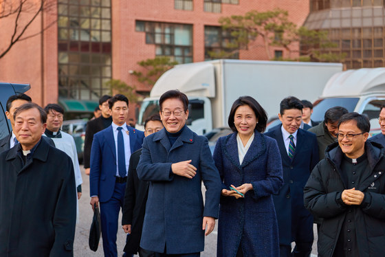 성탄 대축일 미사 참석 위해 이동하는 이재명 대통령