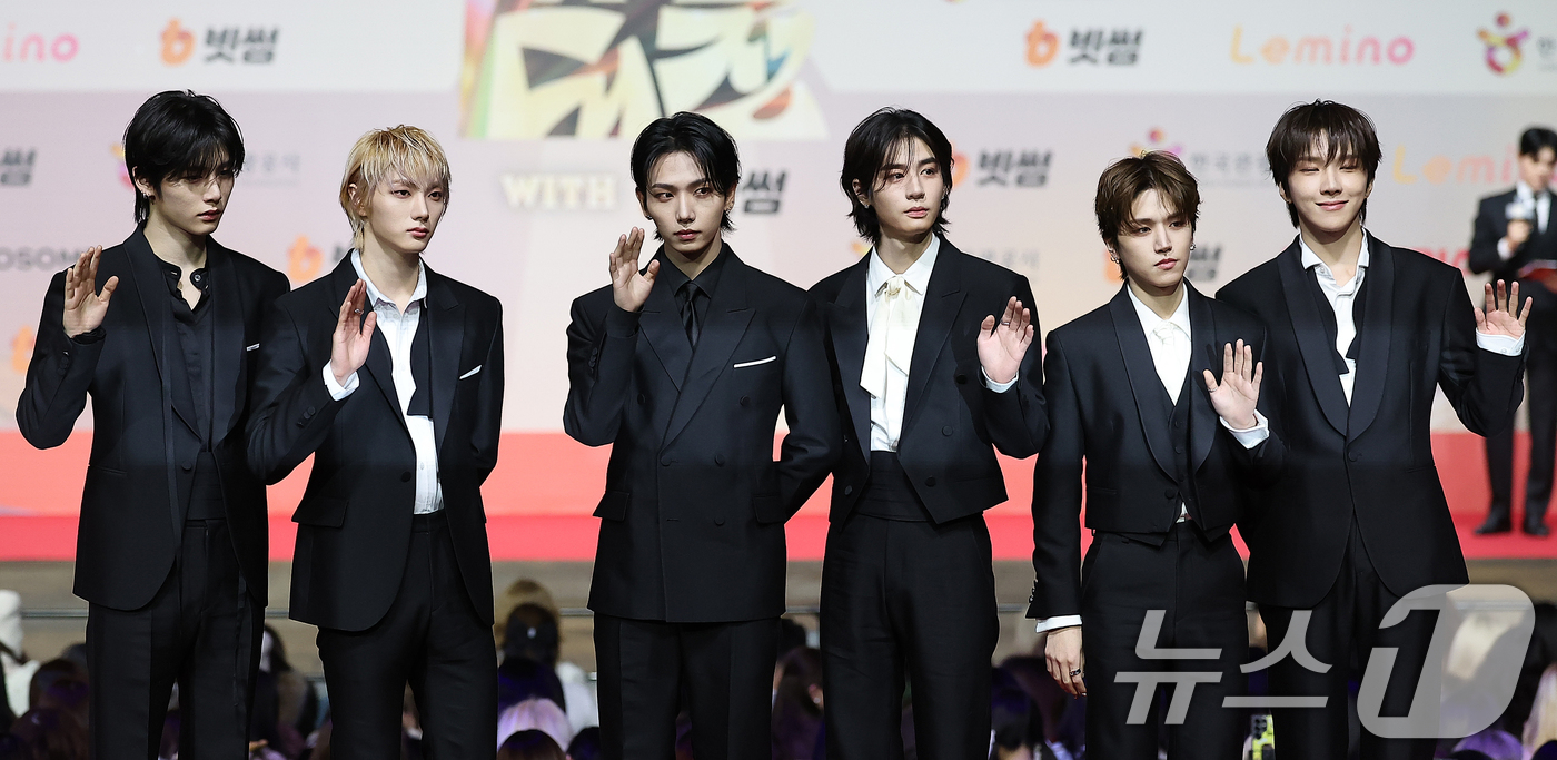 (인천=뉴스1) 김진환 기자 = 보이넥스트도어가 25일 인천 영종도 인스파이어에서 열린 ‘2025 SBS 가요대전' 레드카펫 행사에 참석해 포즈를 취하고 있다. 2025.12.25 …