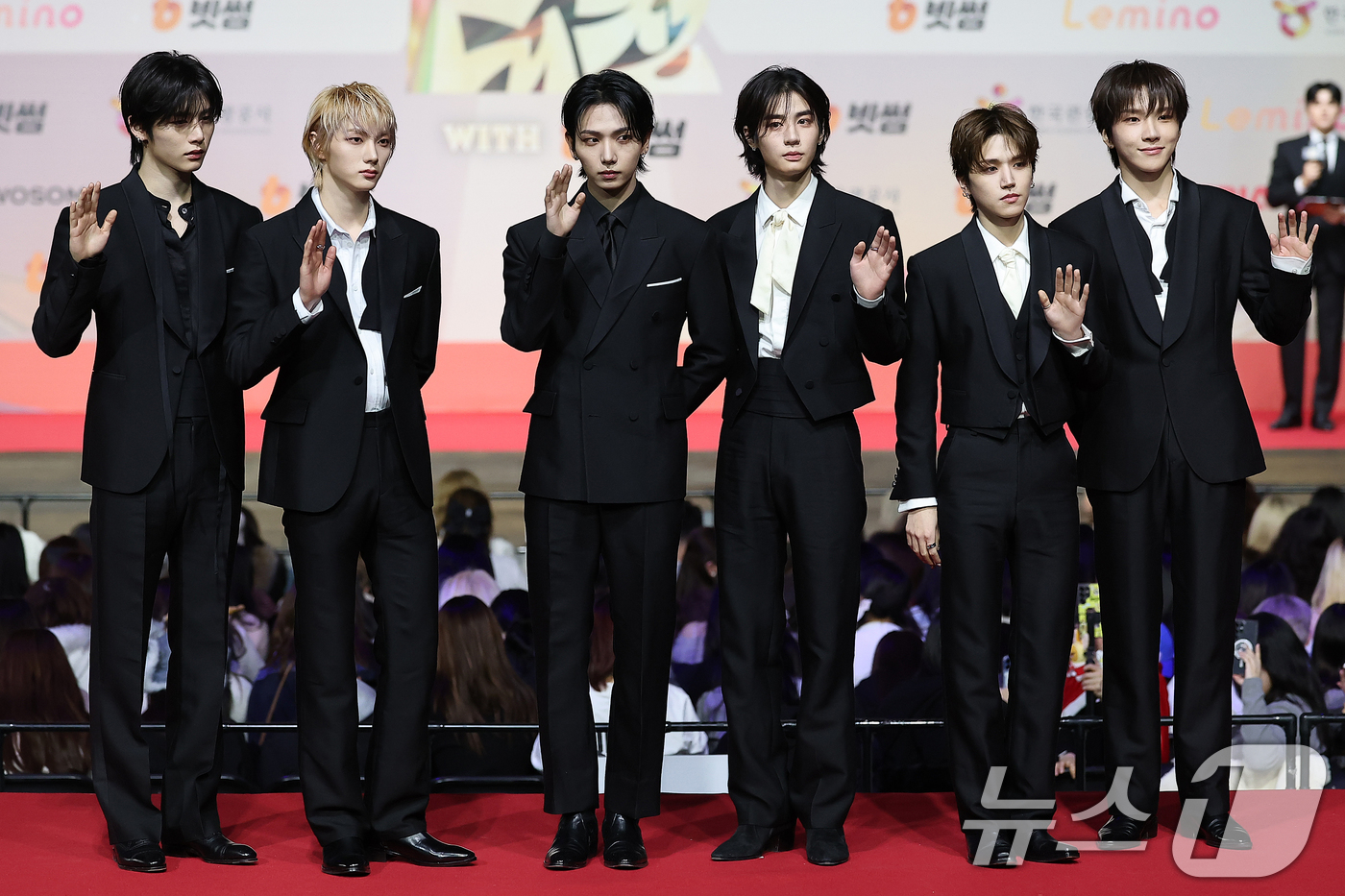 (인천=뉴스1) 김진환 기자 = 보이넥스트도어가 25일 인천 영종도 인스파이어에서 열린 ‘2025 SBS 가요대전' 레드카펫 행사에 참석해 포즈를 취하고 있다. 2025.12.25 …