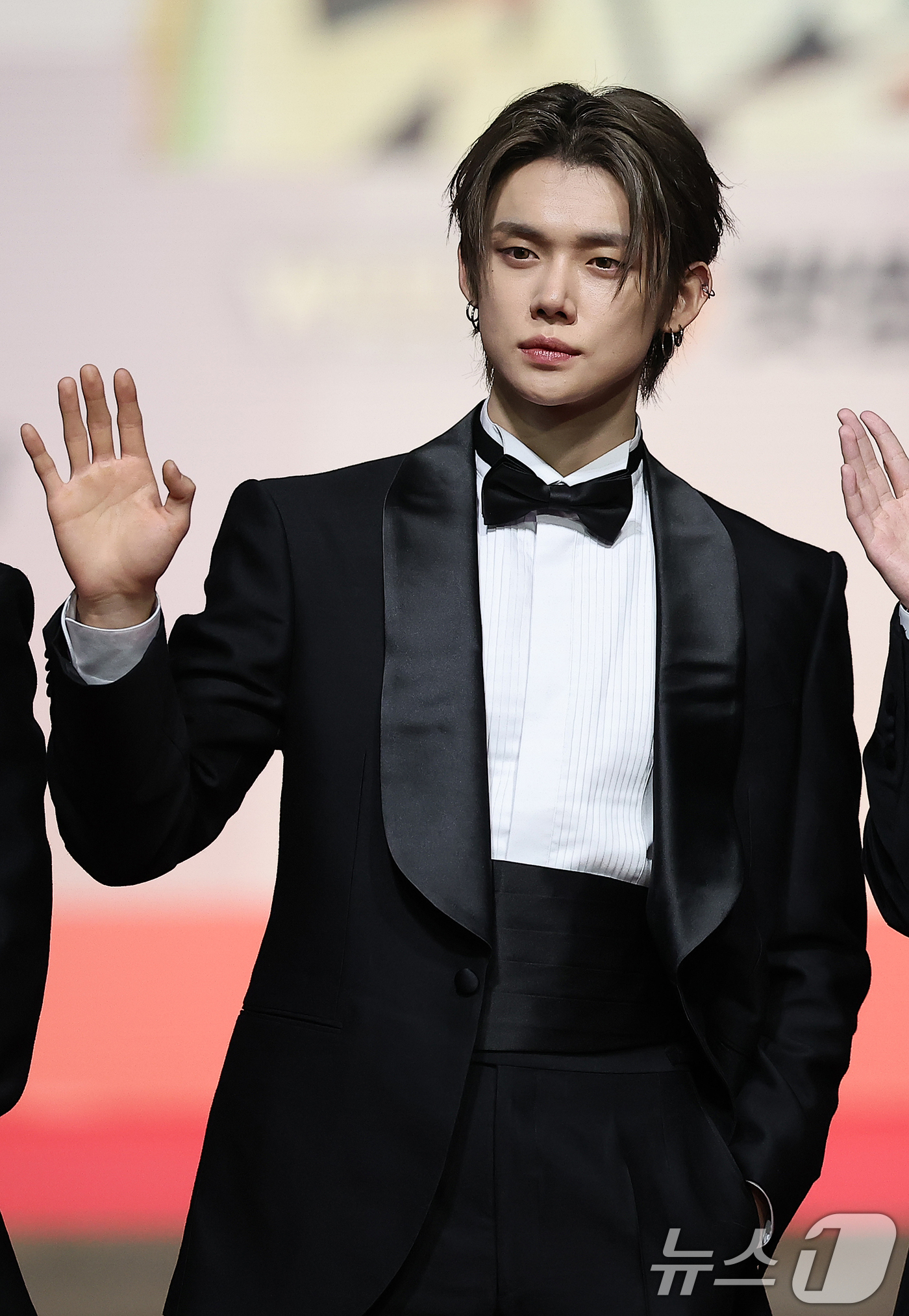 (인천=뉴스1) 김진환 기자 = 투모로우바이투게더(TXT) 연준이 25일 인천 영종도 인스파이어에서 열린 ‘2025 SBS 가요대전' 레드카펫 행사에 참석해 포즈를 취하고 있다. …